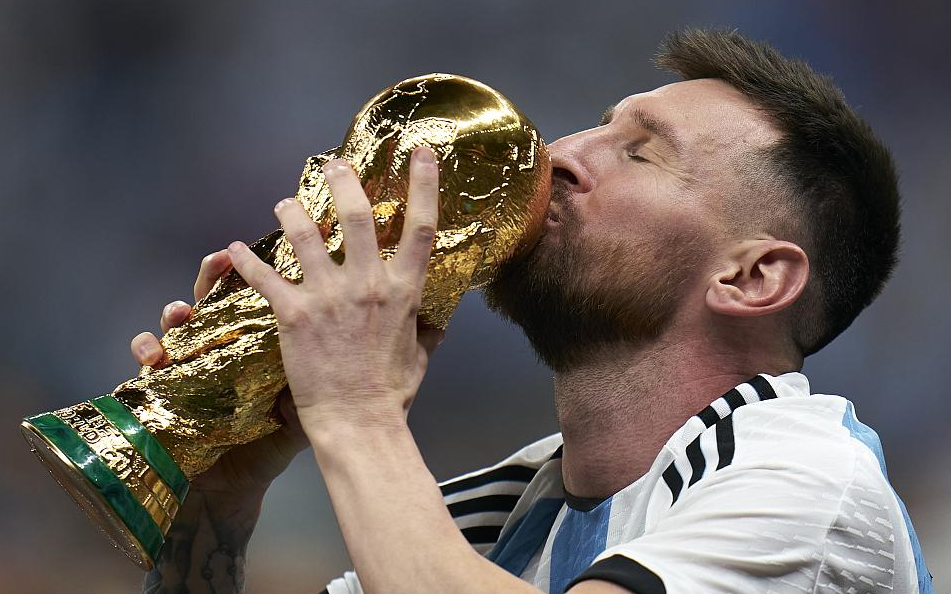 梅西获奖安东内拉笑靥如花姆巴佩握手祝贺一夜创2纪录