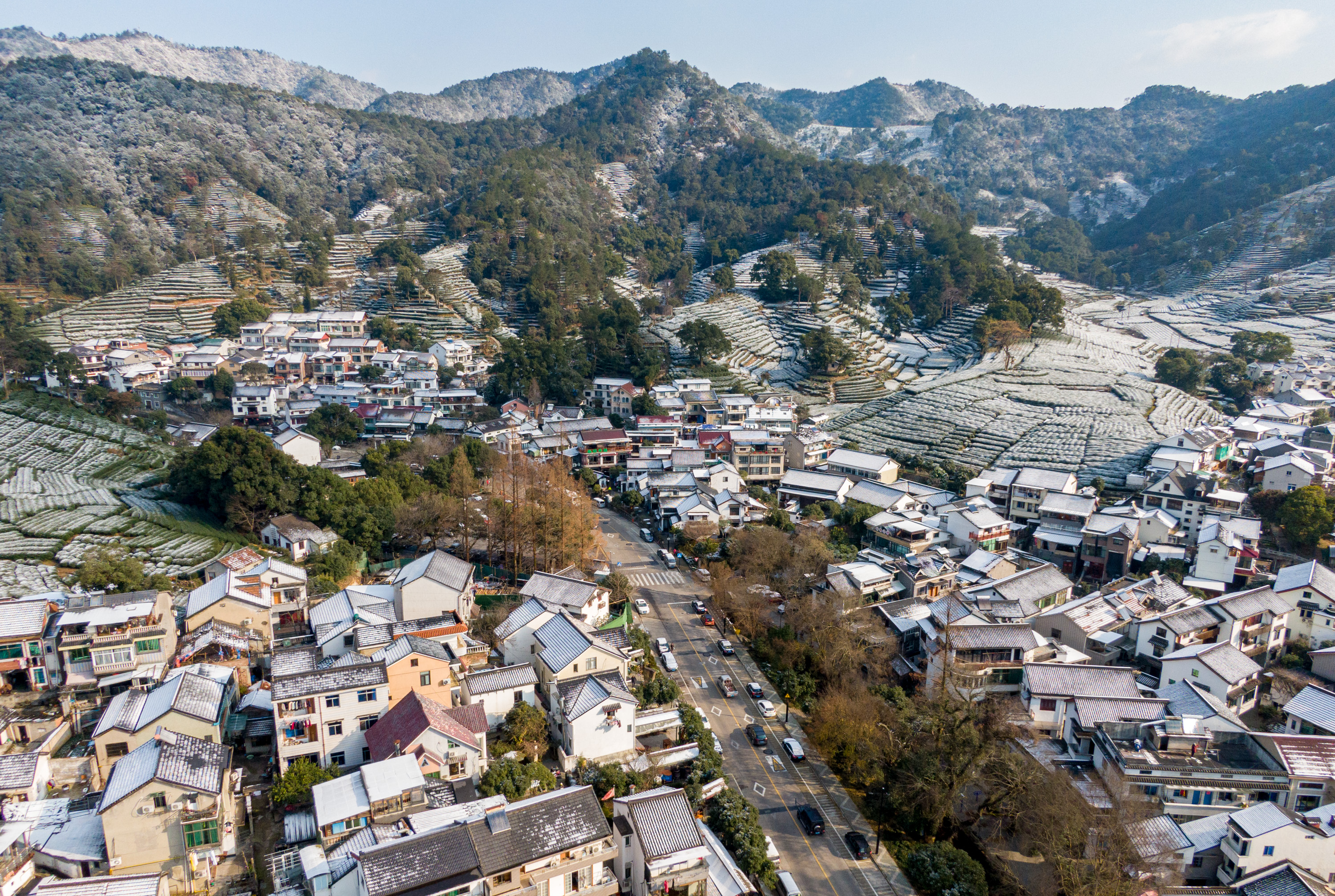 杭州:航拍梅家坞银装素裹美如画