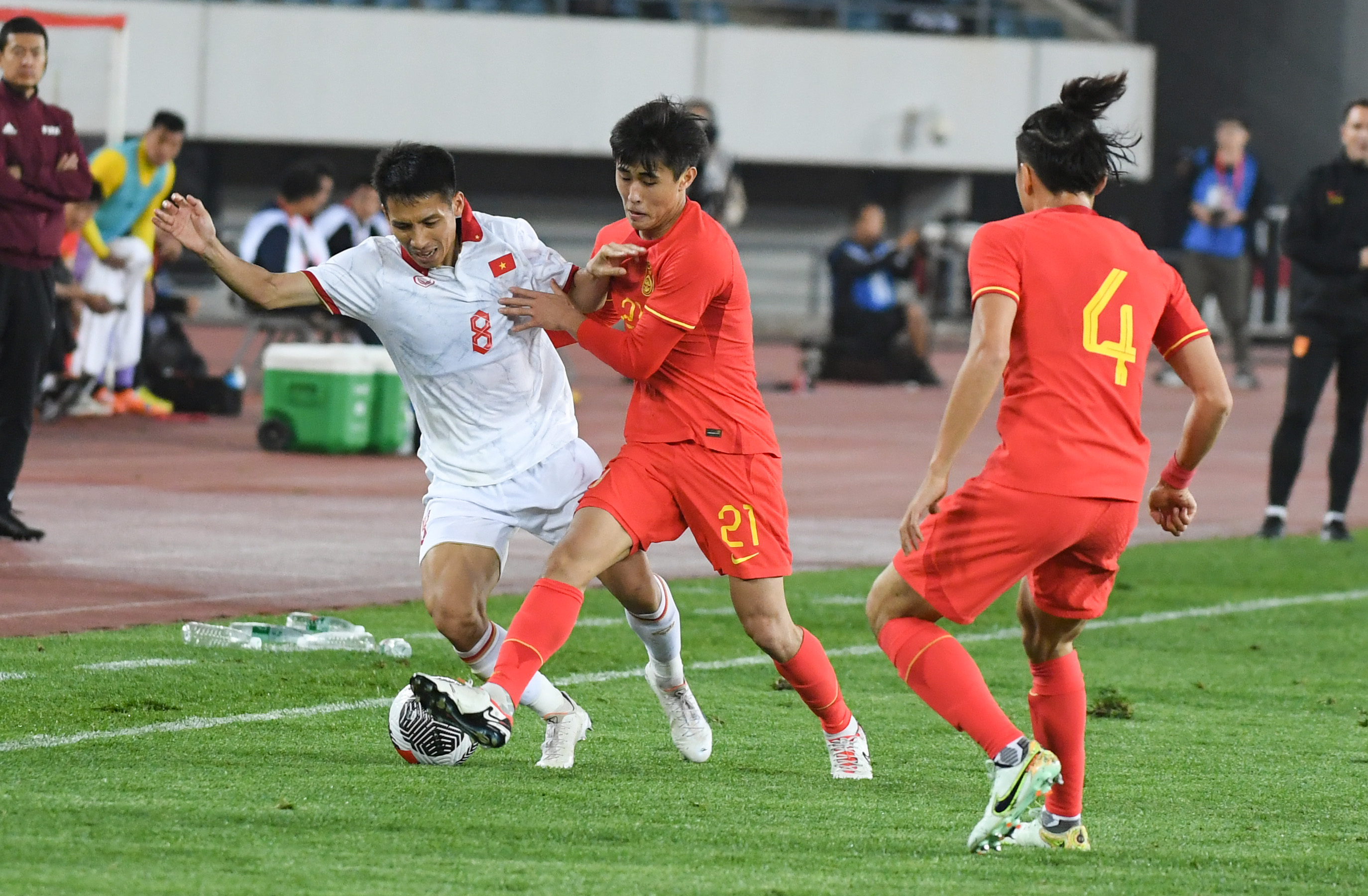 足球——国际邀请赛:中国队胜越南队(2)