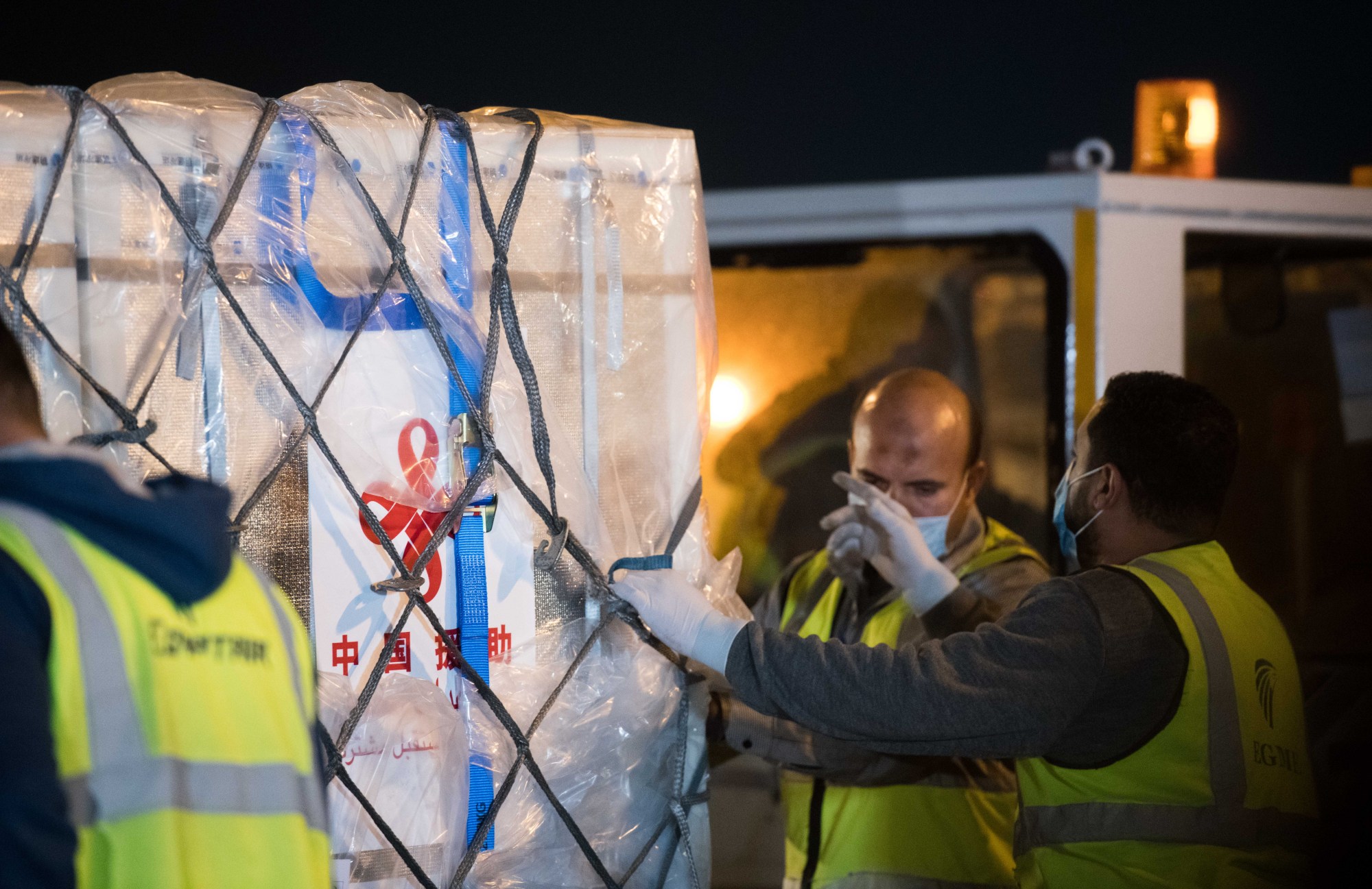 中国援助埃及的首批新冠疫苗运抵开罗