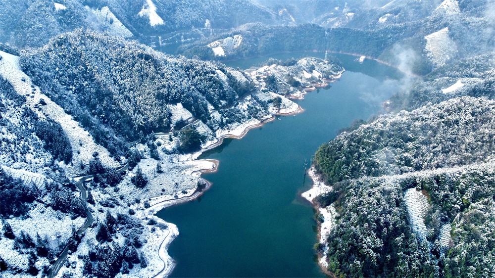 安徽祁门:雪后初霁 碧玉古溪