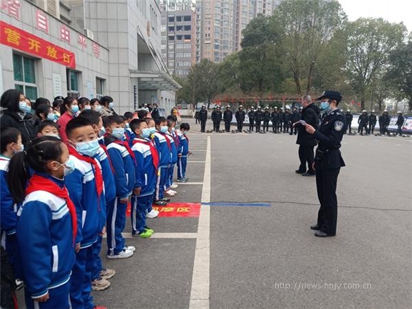 平江新城学校:小小少年零距离探秘警营