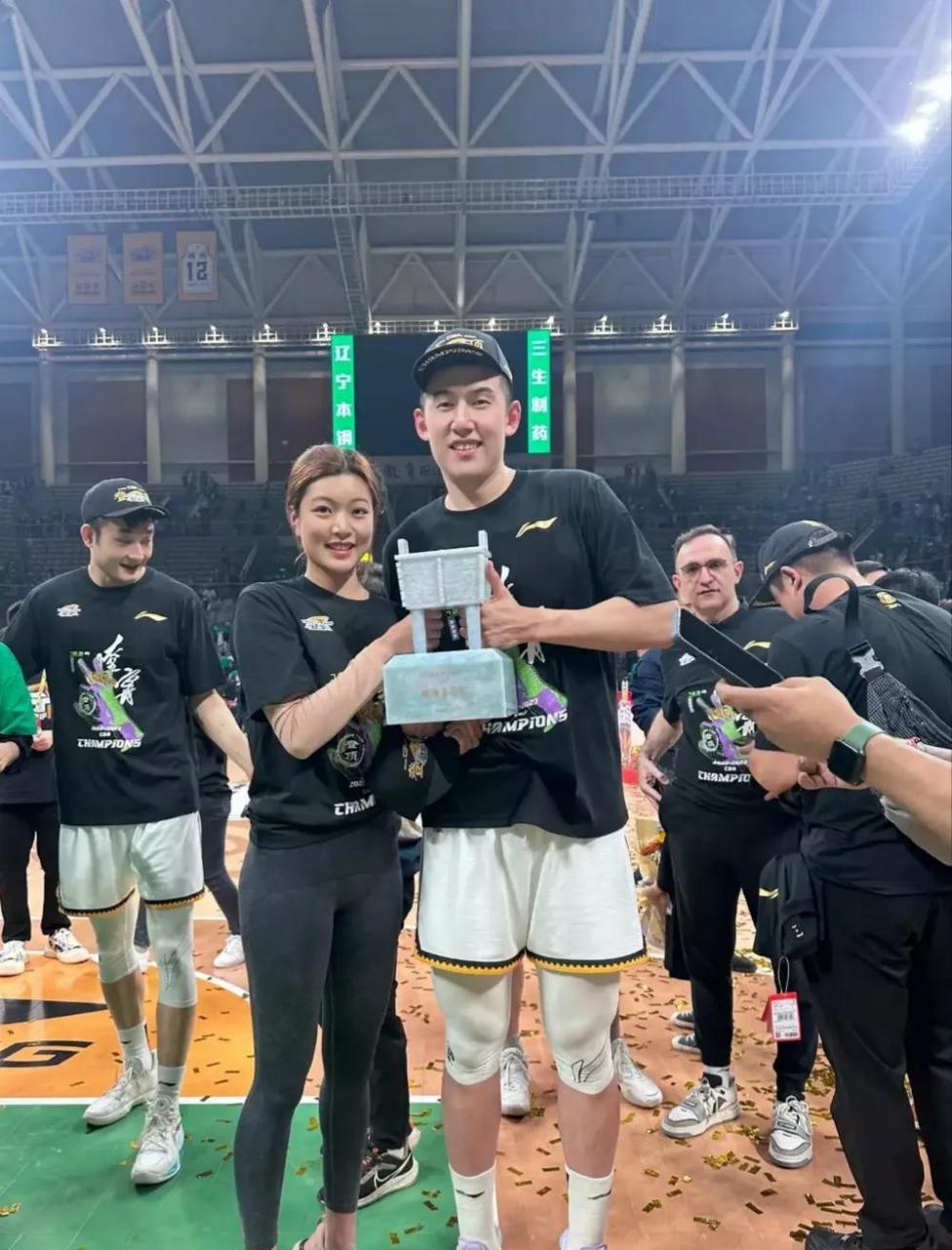 辽篮夺冠,付豪和女友王鋆赛捧起了冠军鼎,赵继伟和女友王君平捧起了