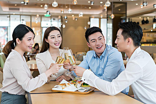 陪女上司应酬,突然发现她胸前扣子开了,该怎么办呢?愁人!