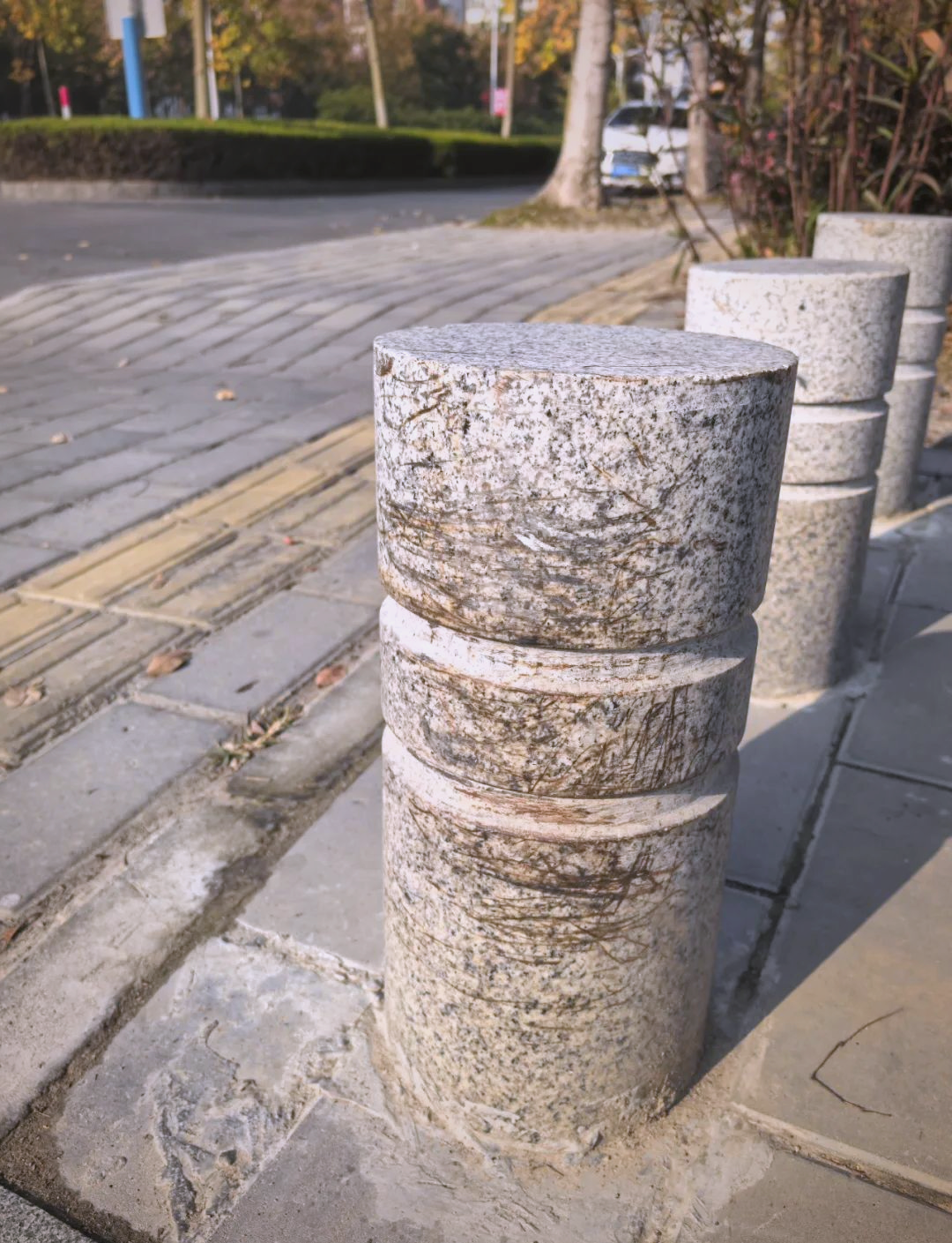 如皋景观道上的挡车柱引发争议,市民热议其利弊