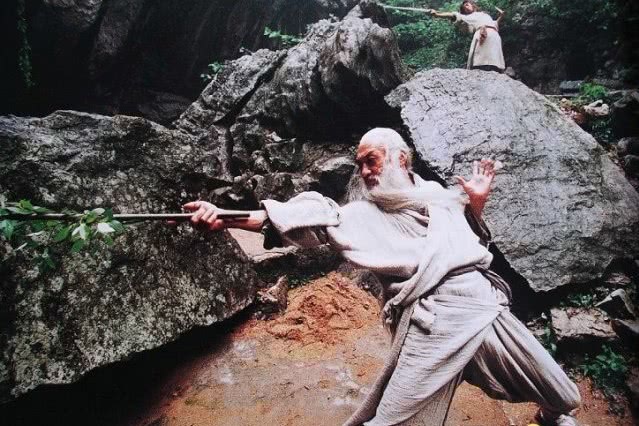 风清扬跟东方不败,孰强孰弱?任我行一番话给出了暗示!