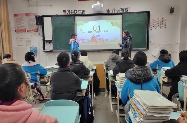 彭州市军乐中学开展期末安全教育专题活动