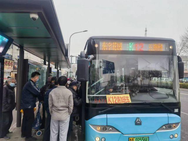 济南公交k12路加密班次方便市民赶集