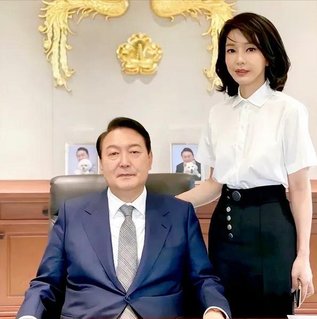 韩国总统夫人的颜值随着年龄水涨船高,逆龄变美,不得不令人佩服,韩国