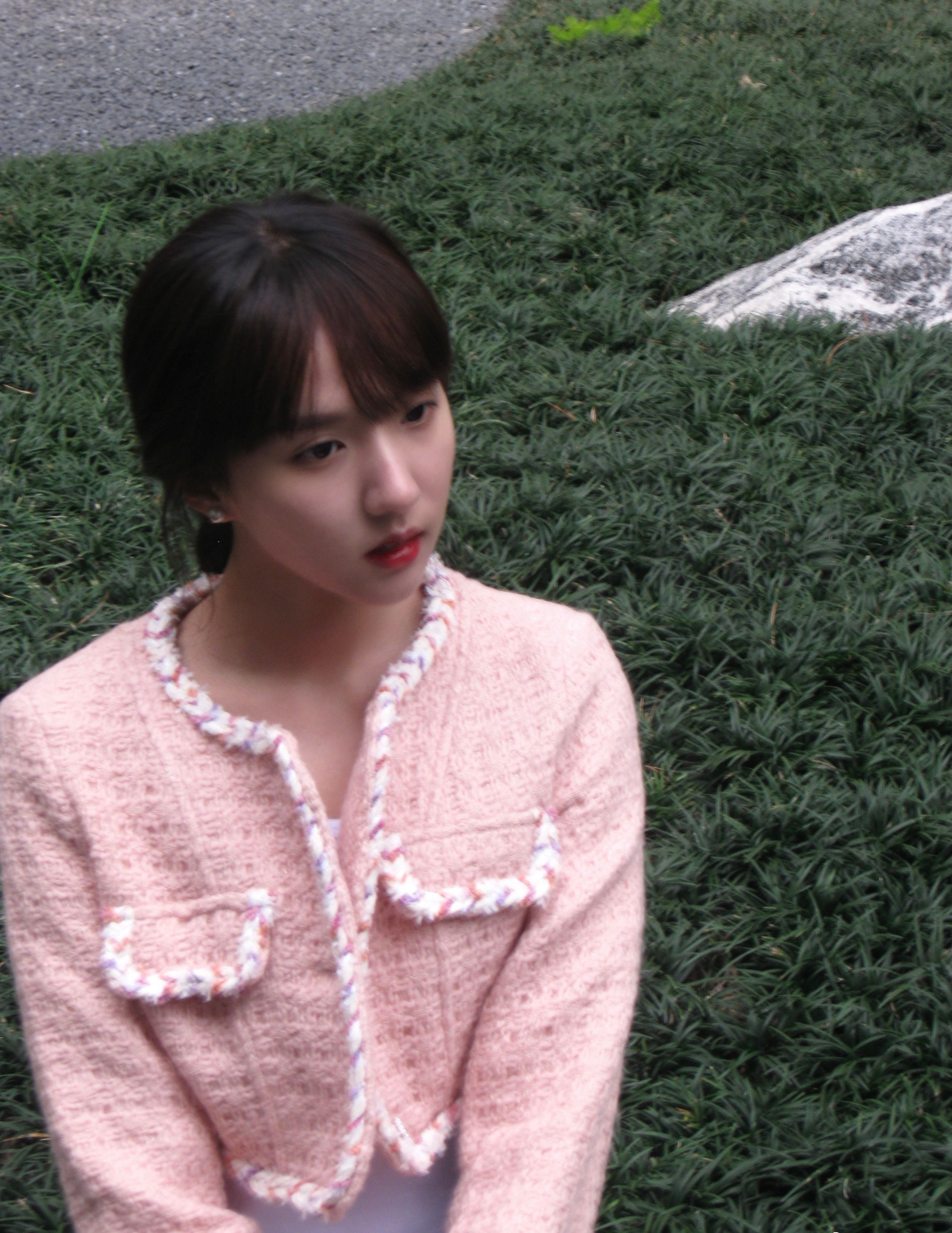 苏晓彤粉色马甲俏皮可爱写真