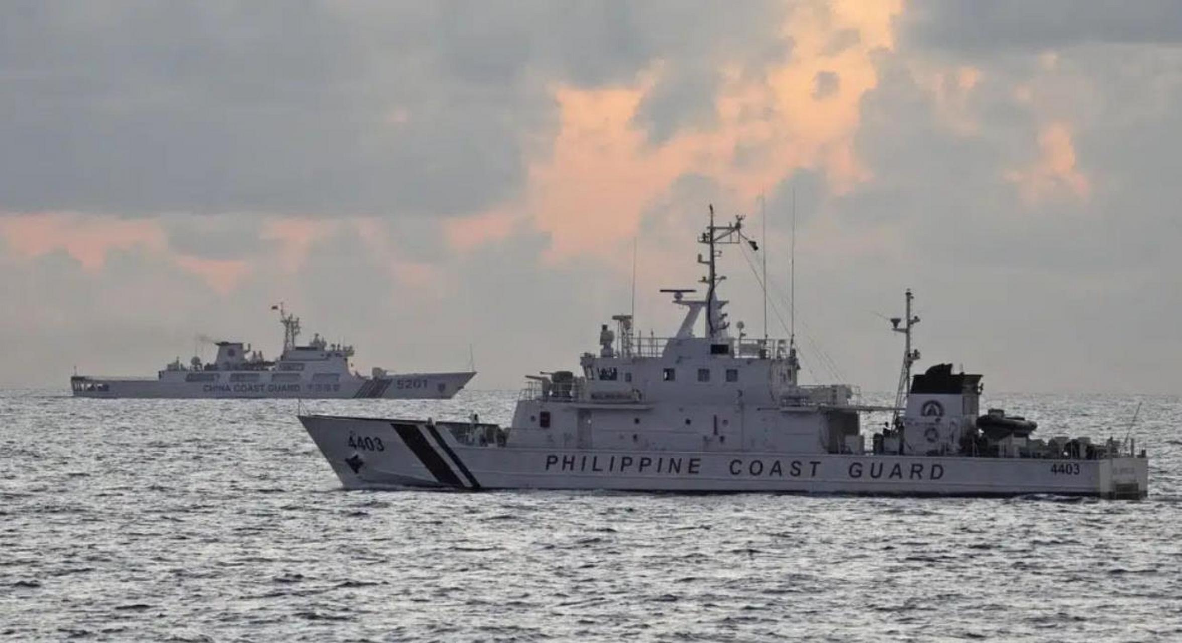 菲律宾海岸警卫队两艘巡逻艇窜扰南海岛礁时,在仁爱礁碰到了中国海警
