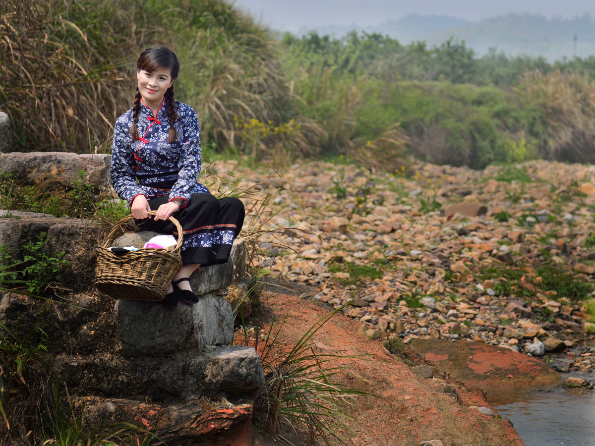 民间故事:自从邻居进屋后,家里变得不太平,皆因这片"姨妈巾"