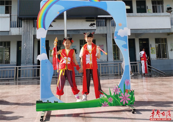 泸溪县明德小学:"角色扮演"让校园溢满书香