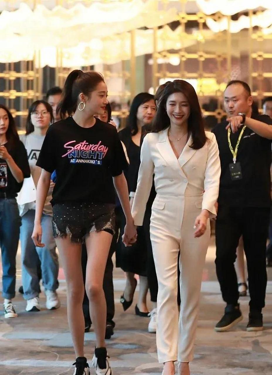 江疏影关晓彤同框,两人都是大"粗腰"?  关晓彤身高1.