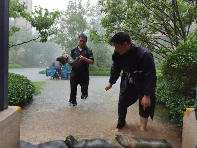 暴雨中物业人干什么(物业暴雨天气怎么处理)