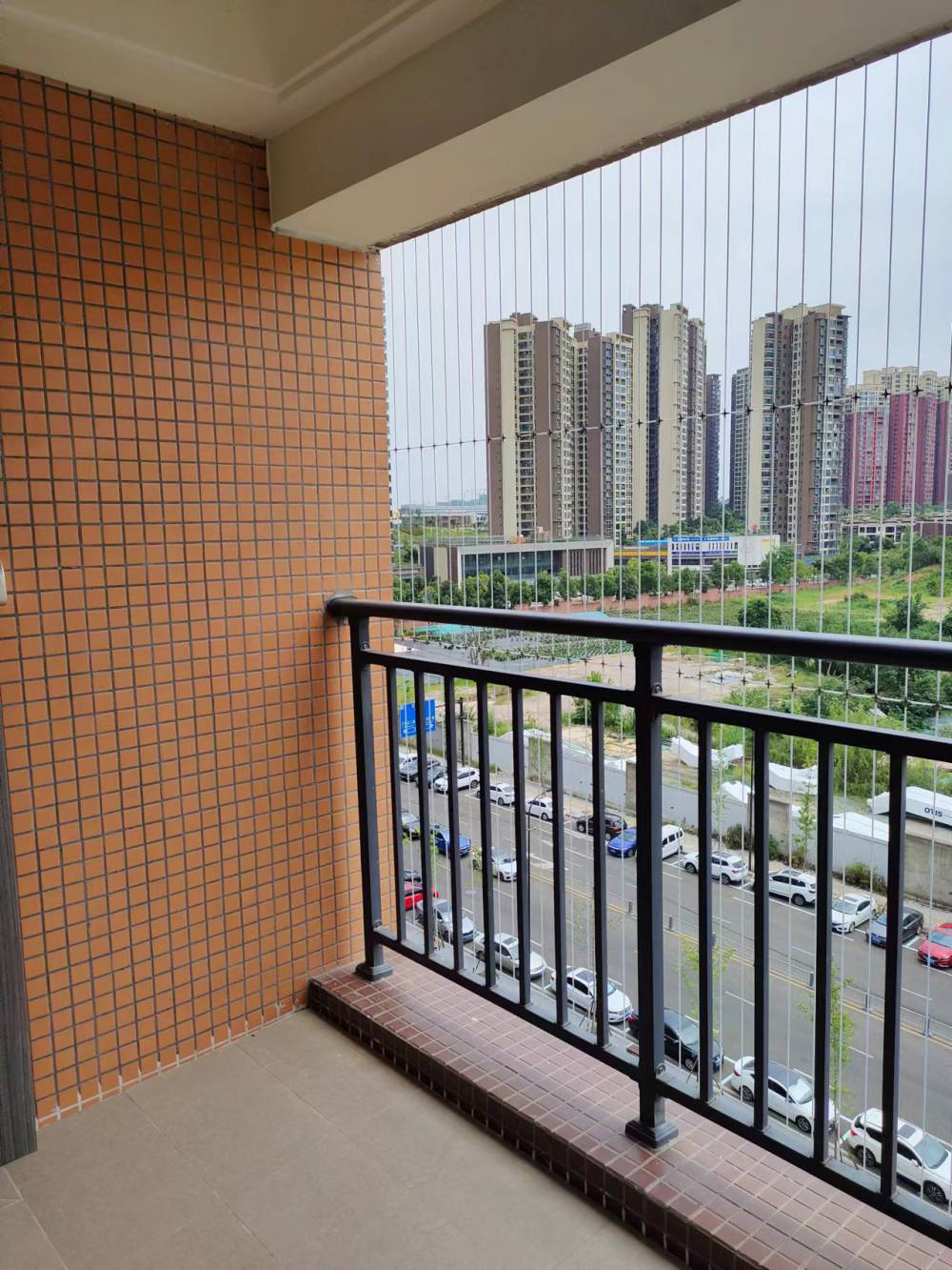 预防意外坠落:儿童好奇心强,容易在家中的窗户,阳台或楼梯等高处活动