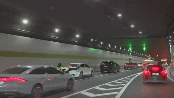 竟撞上警车？分心驾驶，危险就在走神那一秒……-有驾