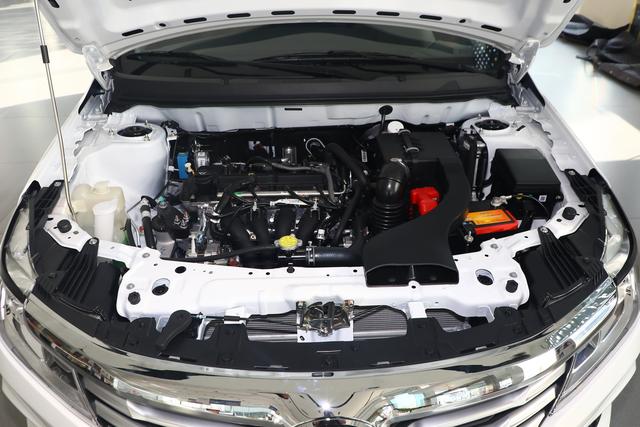 东南a5翼舞和启辰d60,售价差不多,谁更适合日常家用代步?