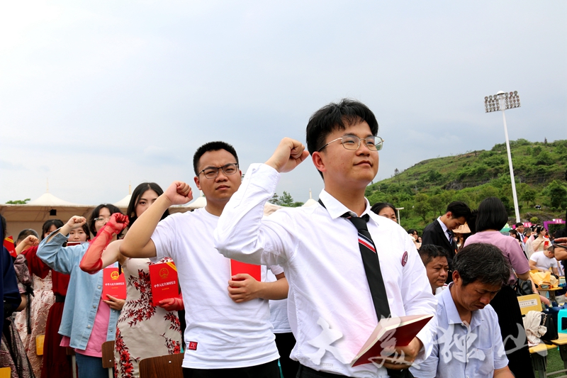 独山县兴农中学举行2023届成人礼暨第八届校园文化艺术节