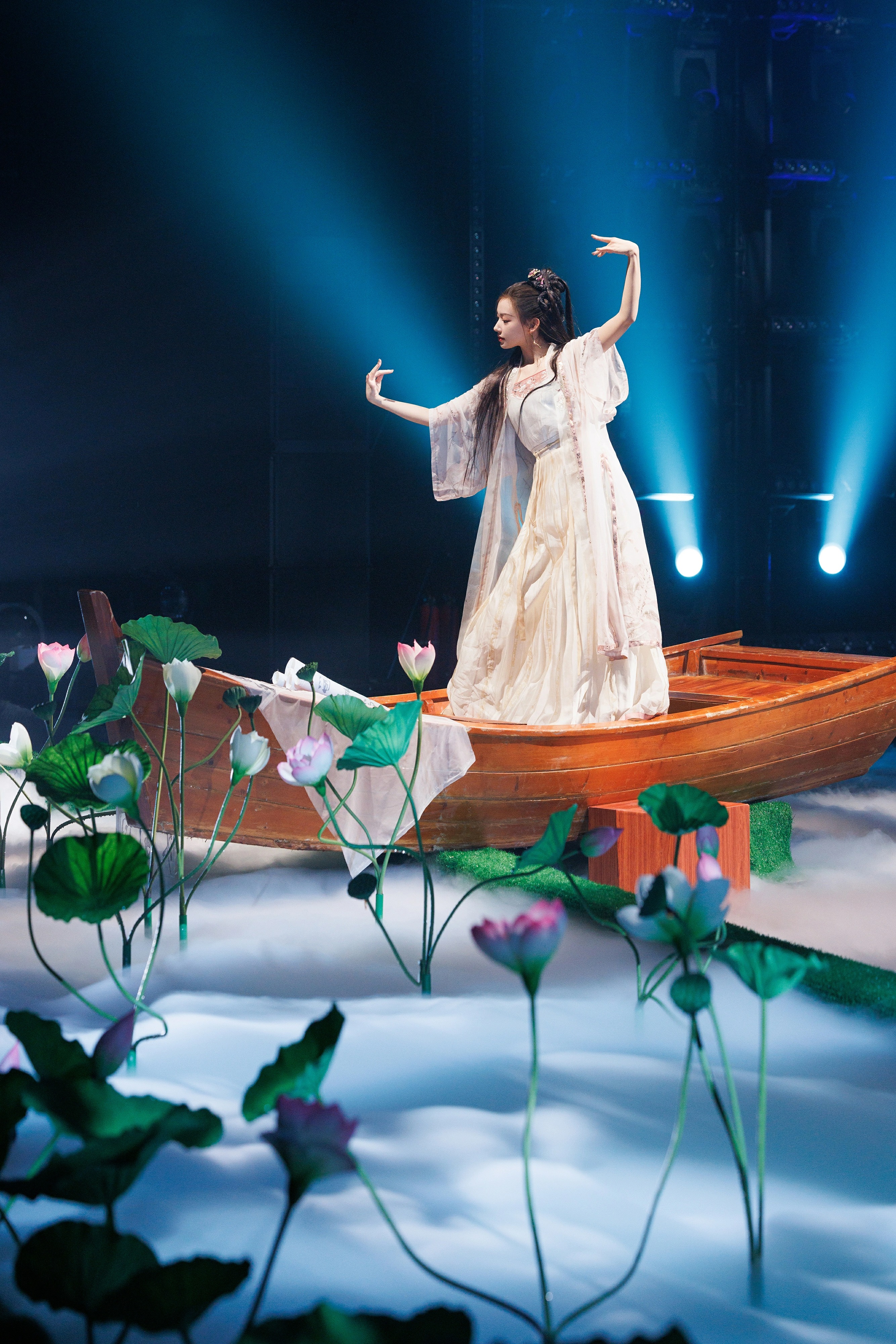 程潇穿粉色轻纱汉服裙演绎舞台剧 造型甜美 一颦一笑尽显温柔气质