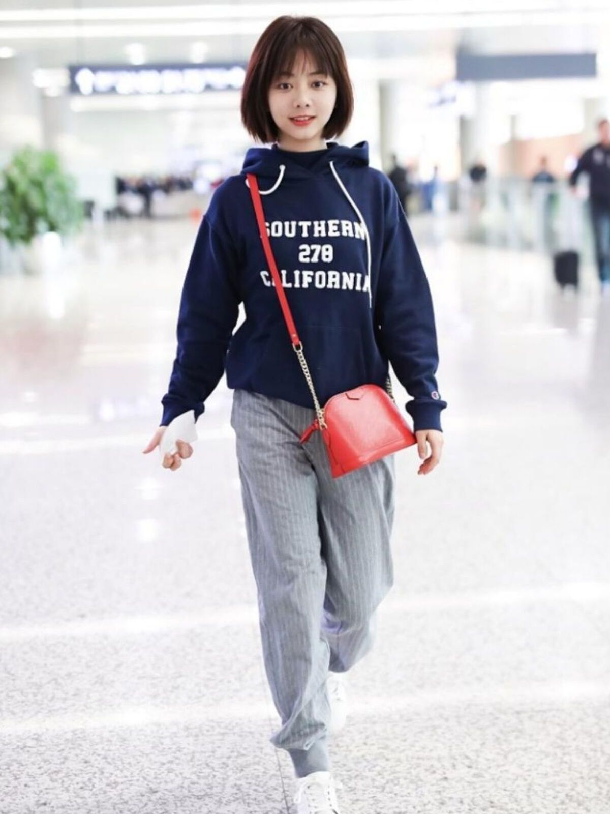 谭松韵穿卫衣太有"初恋感",减龄又俏皮,看着仍像大学生