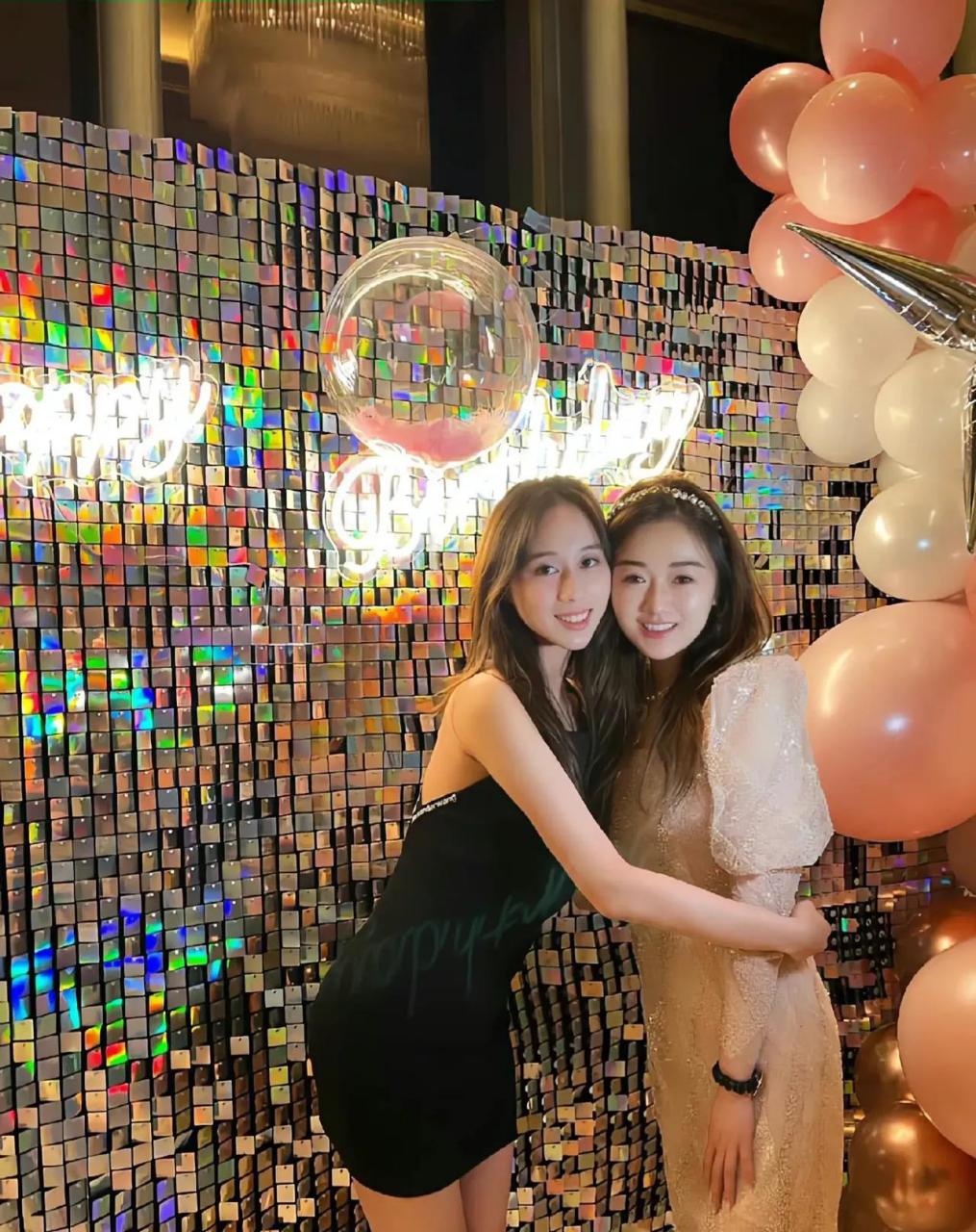 袁千惠晒出与何超欣的合照!