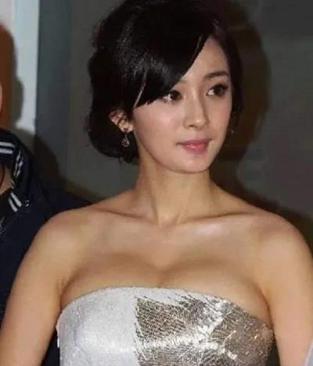 因为杨幂的身材好,前凸后翘,整个人充满了少女感,因为她的身材而被