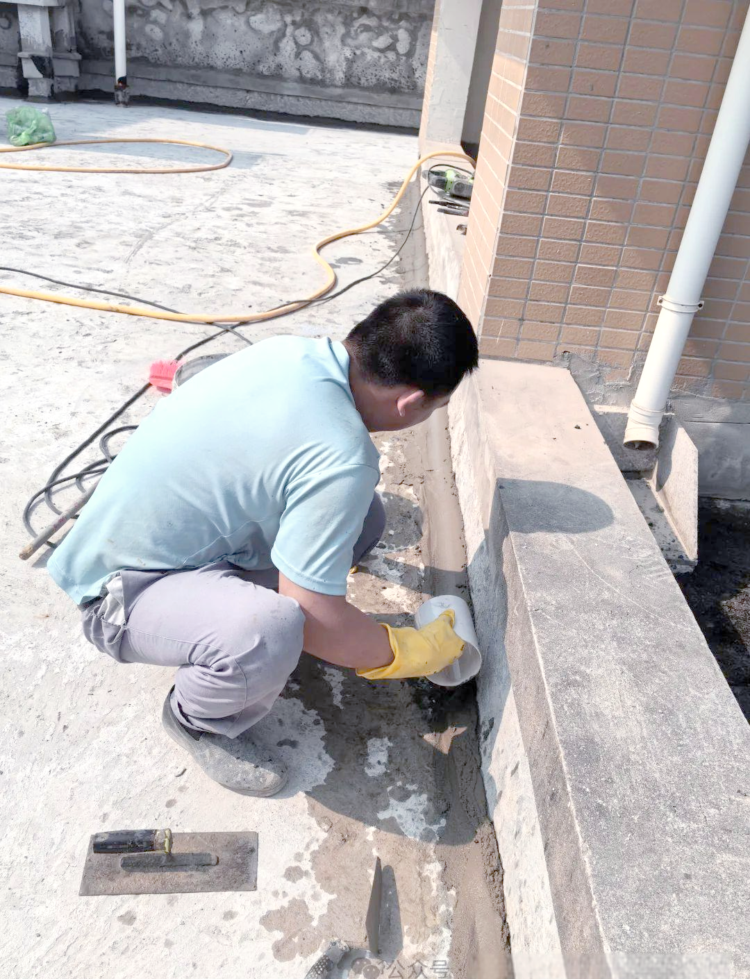 2. 清除屋面上的垃圾;首先需要铲除原有的防水层