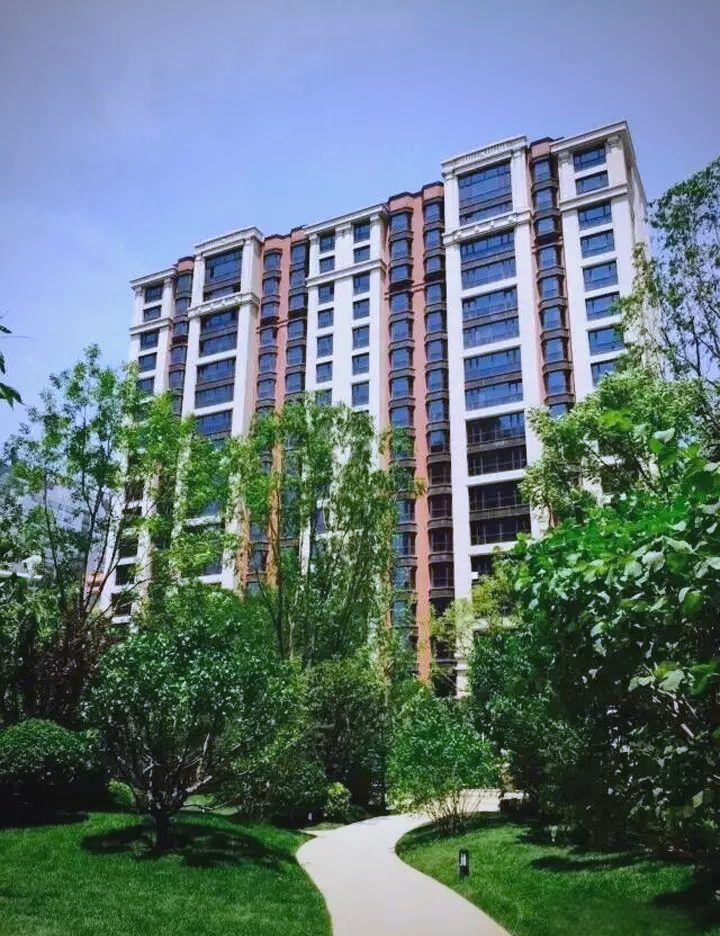 北京保利海德公园项目坐落于海淀区东南部,紧邻北三环蓟门桥外,与繁华