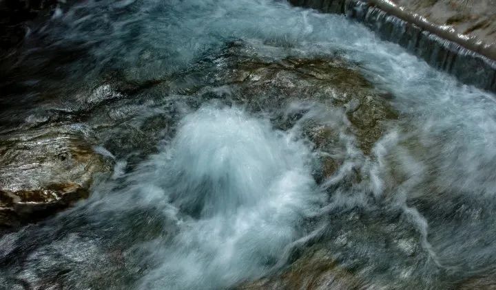 济南南部山区泉水图片