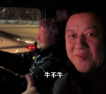 83岁母亲开车接李亚鹏回家：家里有老人是个宝！