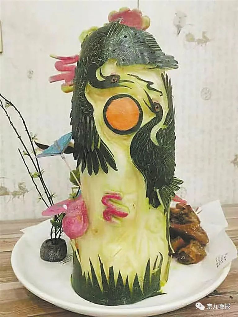 用南瓜雕成的石头厚重坚稳,用胡萝卜和南瓜雕刻的凤凰在花