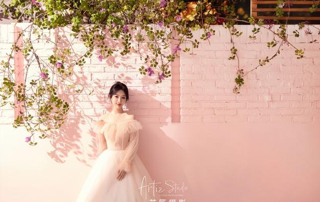 杨紫的520结婚照,站在花海中,完美的诠释了人如花的美丽