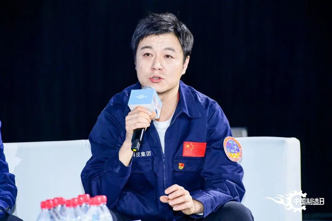 航天科技集团第五研究院总装与环境工程部神舟飞船总装班组班长张舸