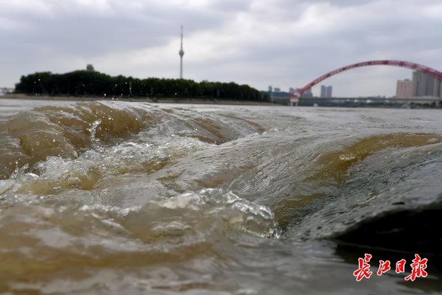 汉江仍高水位运行,防汛人员24小时巡防不松懈