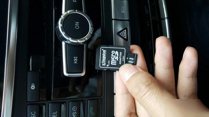 奔驰e300的usb插口位置十分便捷,可以根据以下指引轻松找到:- 中控储