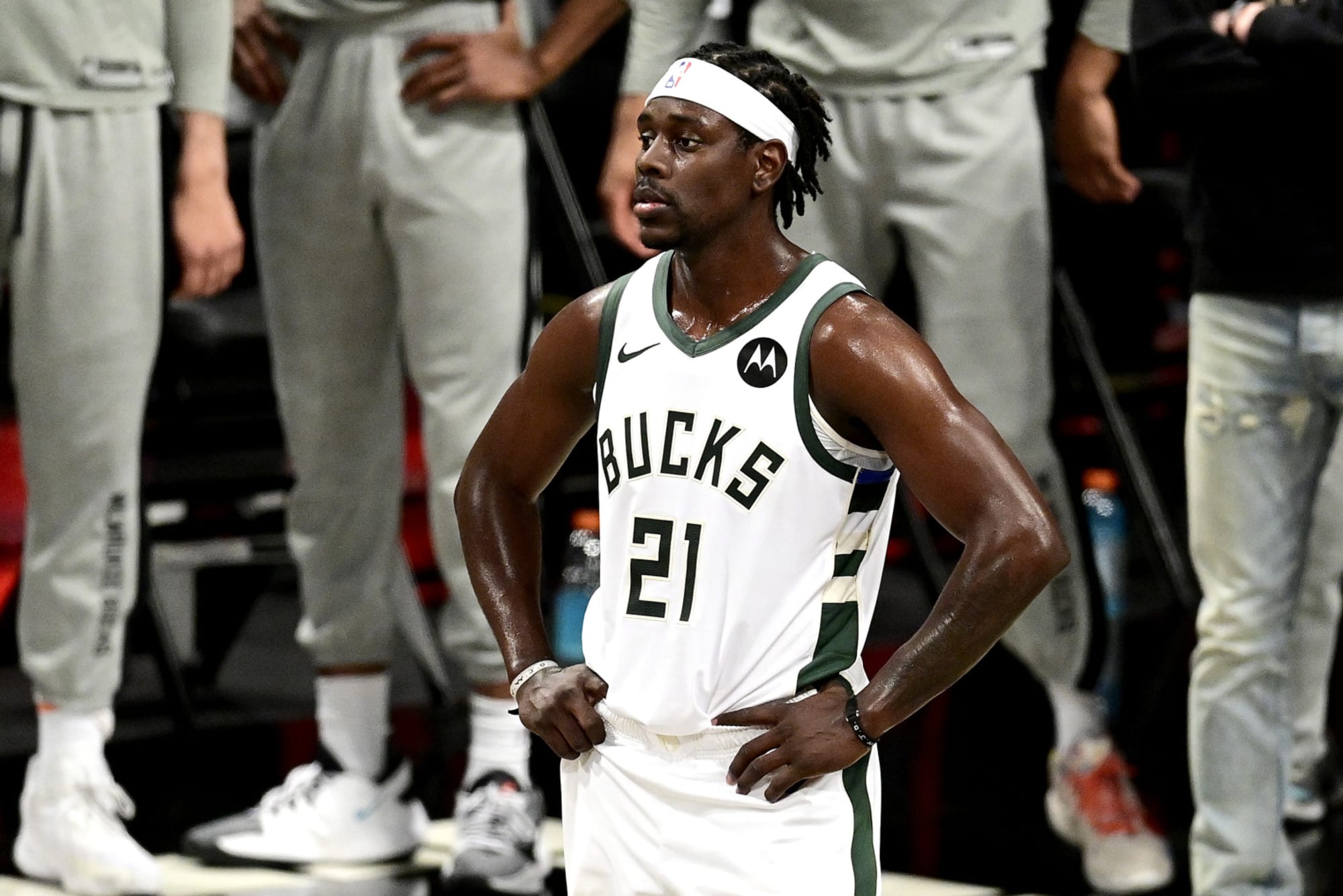 3叉戟25 17,雄鹿领先4分!霍勒迪10 6 5,洛佩兹爆发!杨8投2中