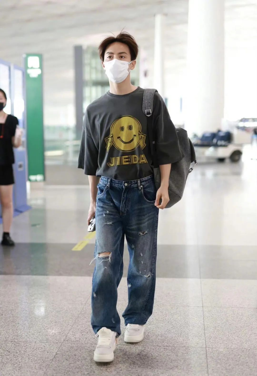 男星街拍范丞丞是街头酷酷蓝朋友周震南神秘到像去参加拍卖会坎爷是去