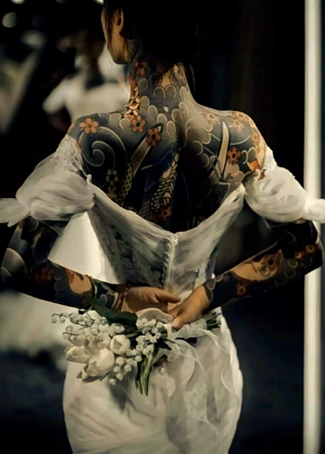 日式传统纹身中,女生满背刺青的常见设计探讨