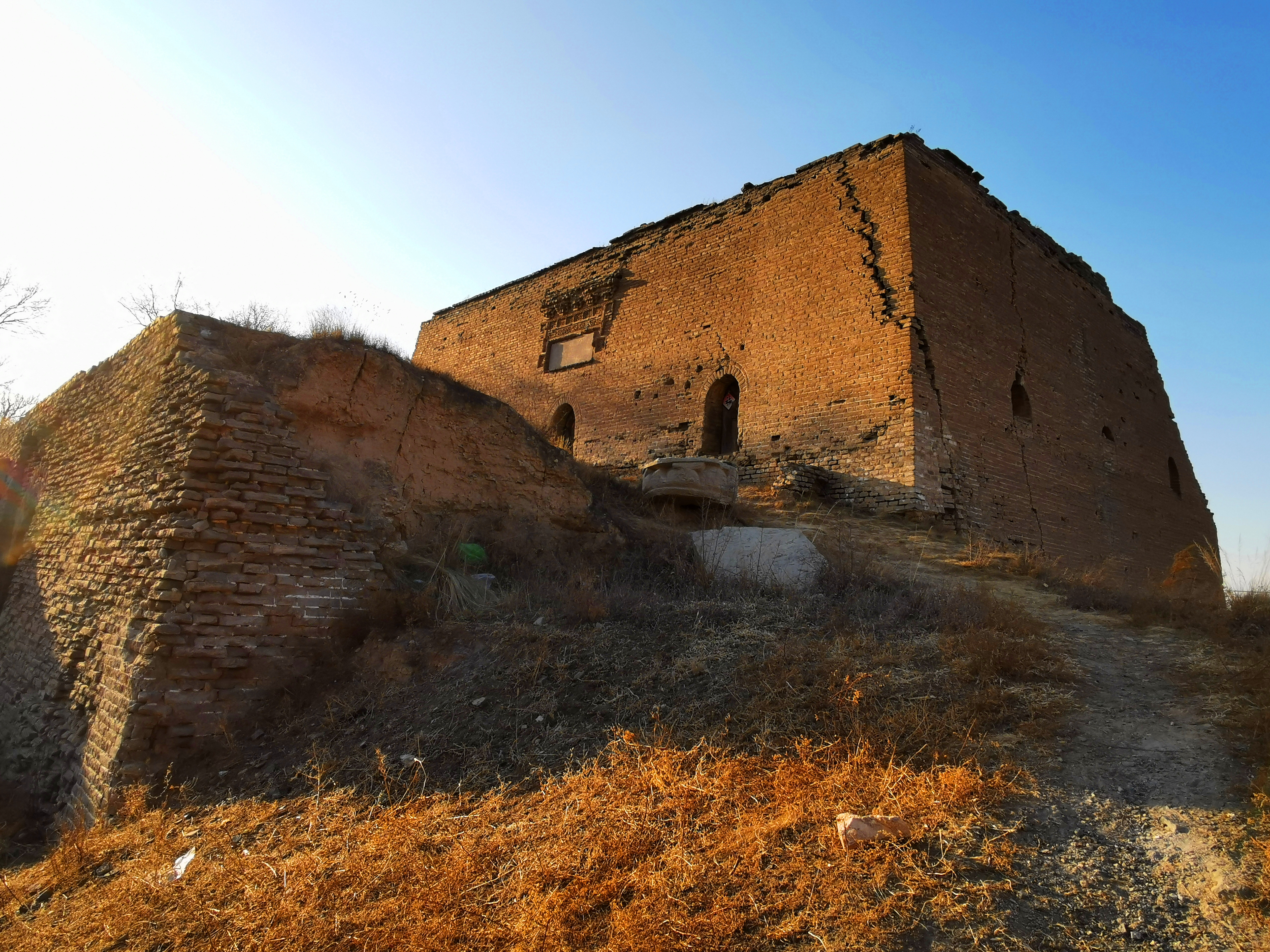 新广武村,一座古长城脚下的屯兵城堡,有"金斗银簸箕"之称