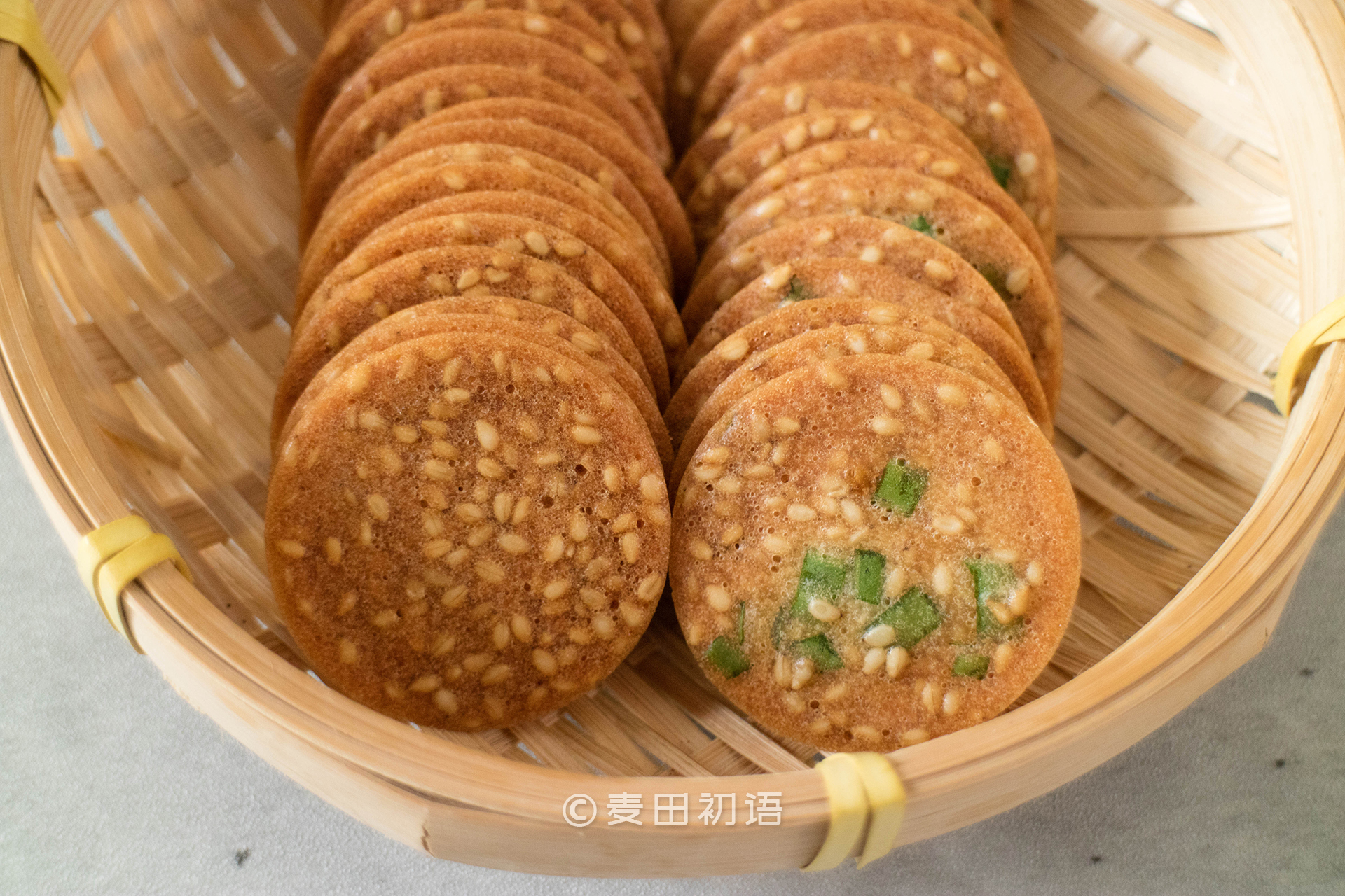 芝麻薄饼是一款简单快手的小饼干,香香脆脆的口感,简直是居家追剧必备