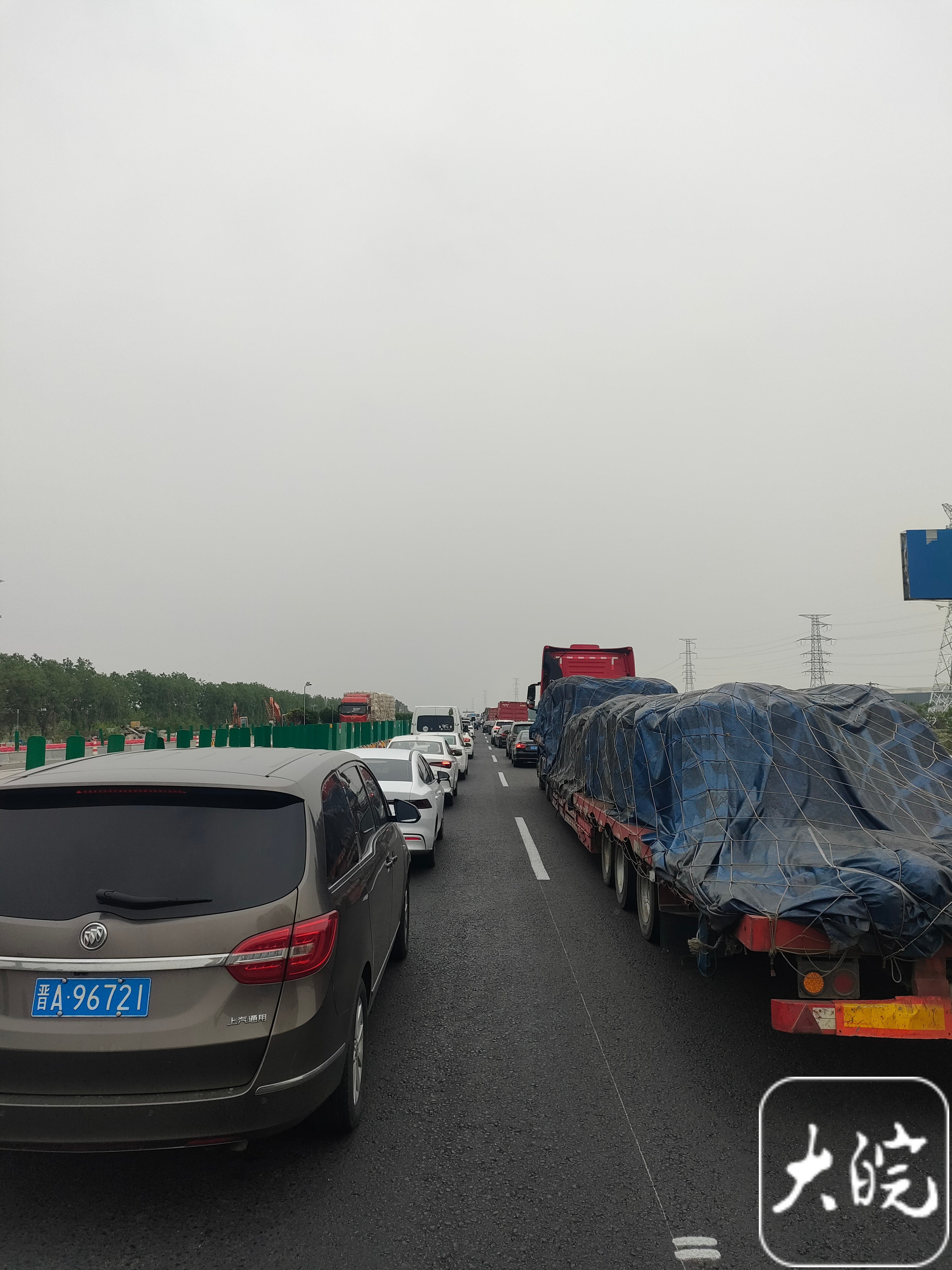 g36宁洛高速凤阳段出现交通拥堵