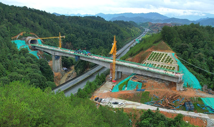 中铁十局承建龙龙铁路关山亭跨厦蓉高速大桥顺利贯通