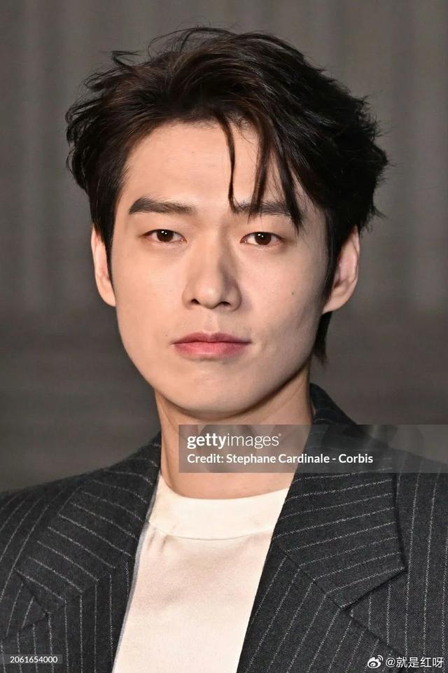 魏大勋巴黎时装周饭拍vs g社怼脸生图貌似没什么差别