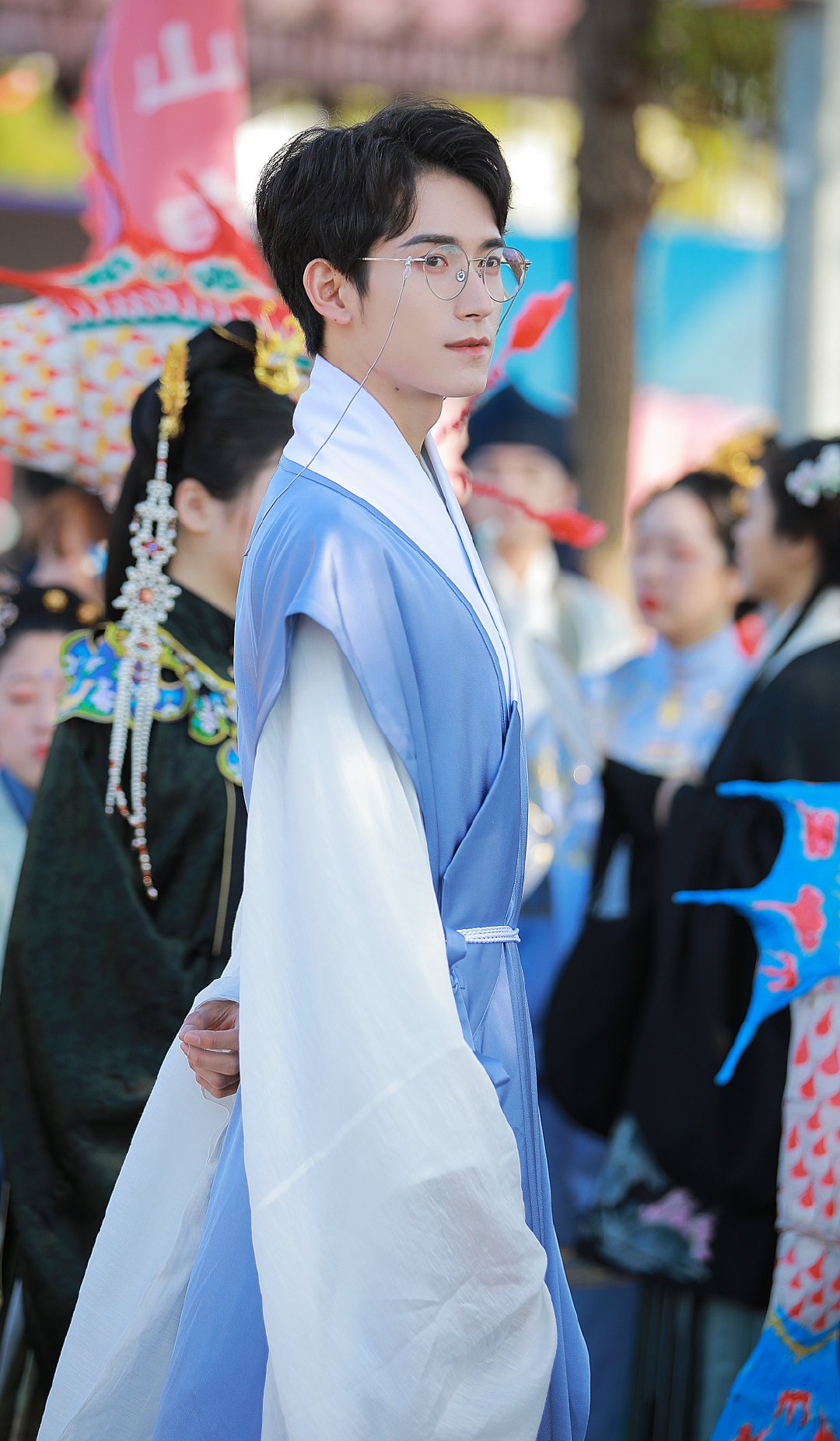 穿汉服还能穿出"老干部"气息?看看宫寒就知道了,清冷又呆萌