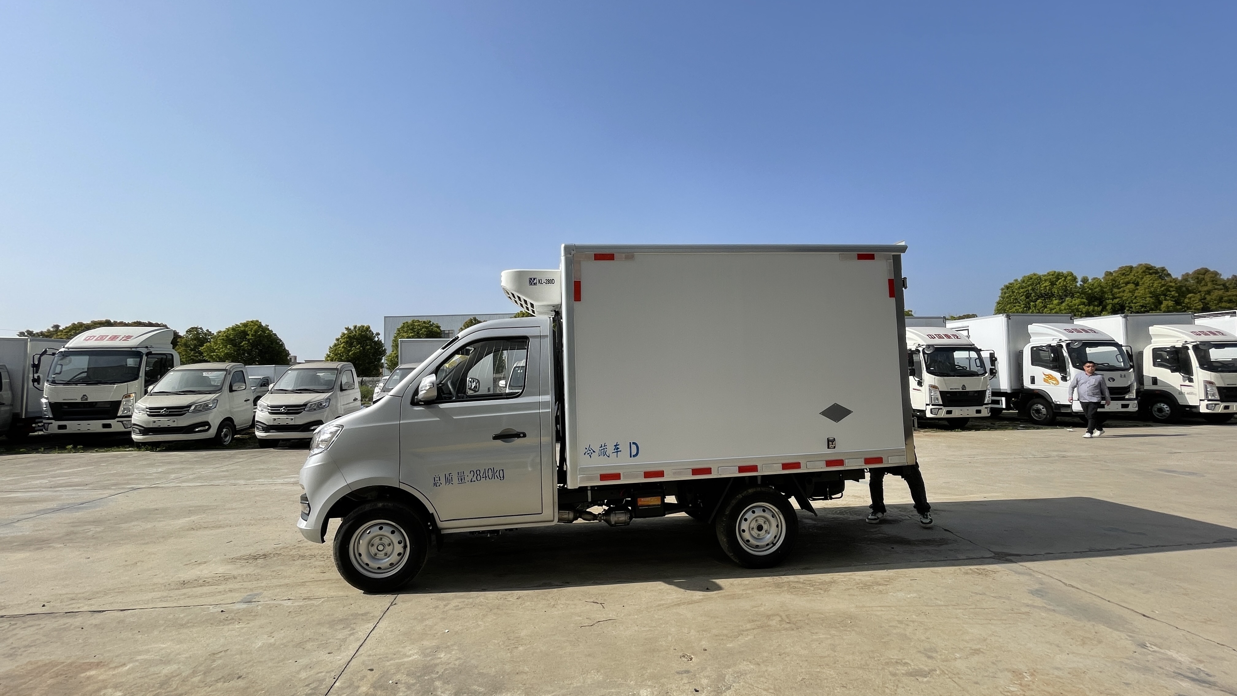 长安国六厢式冷藏车