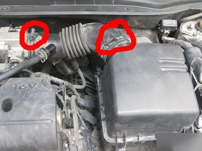 汽车的马达一般被安置在发动机变速箱的左侧位置,与插电模块相邻.