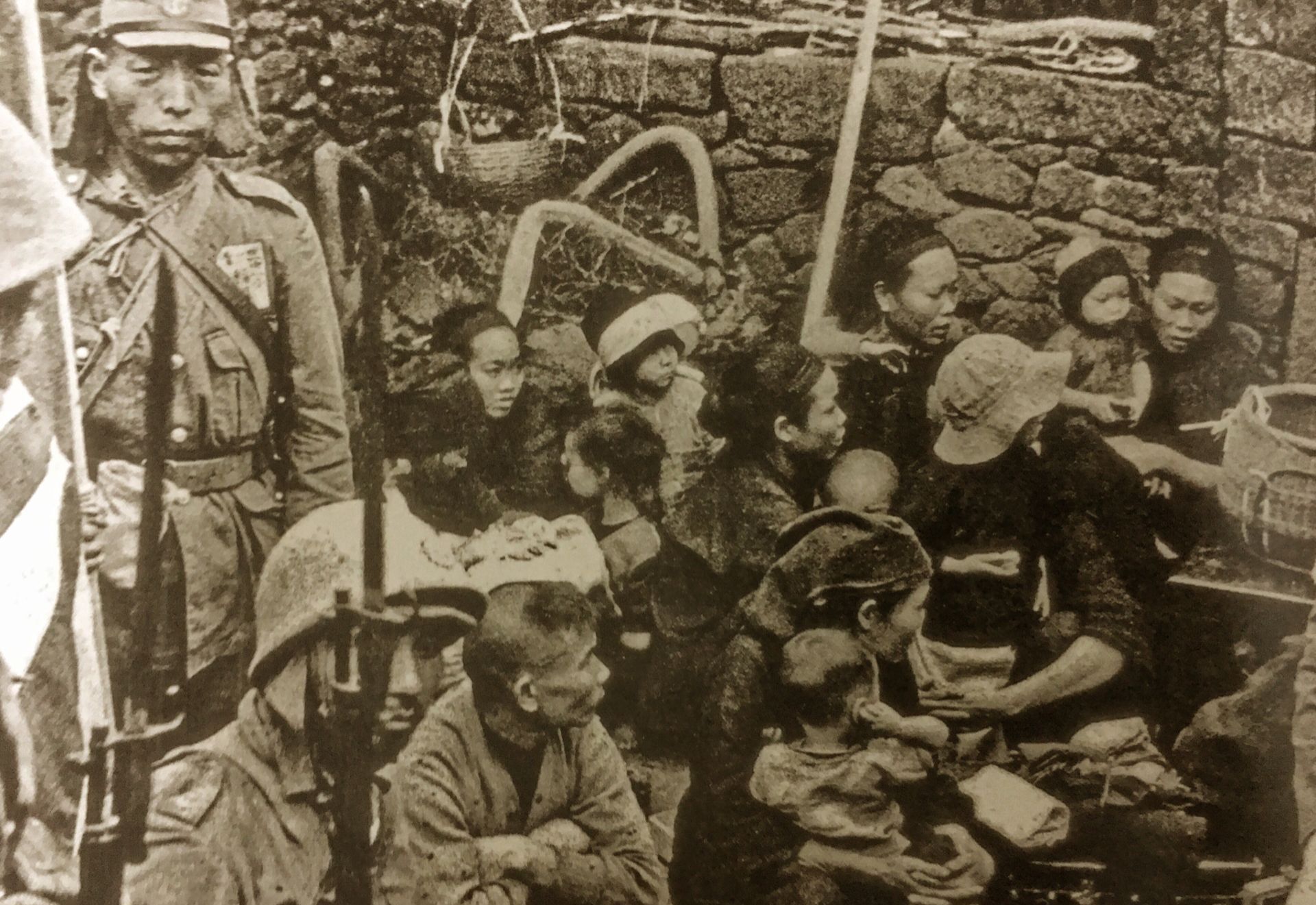 侵华日军"伪亲善"老照片:破绽百出,女孩眼神和表情说明一切