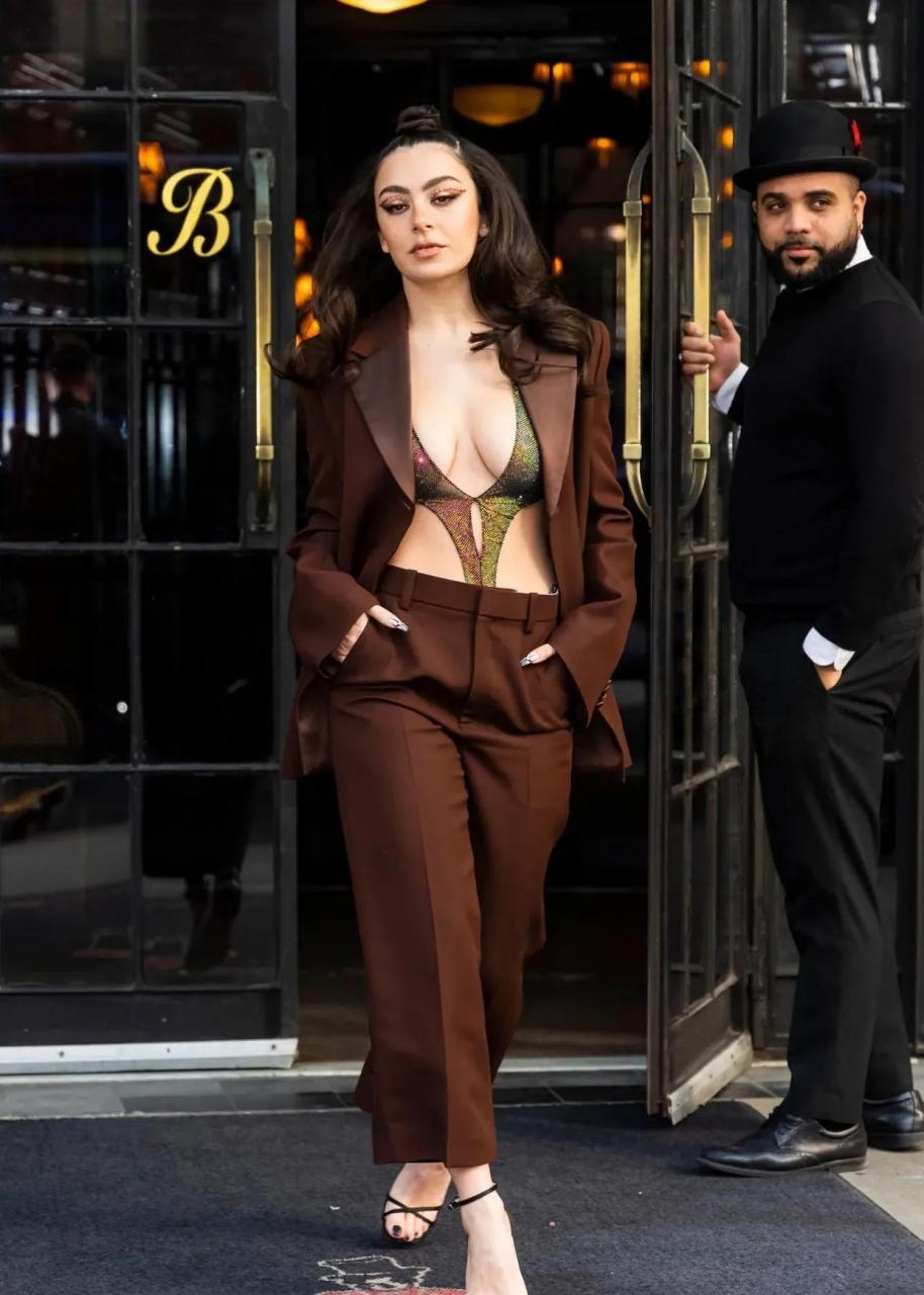 英国90后性感女歌手 查莉xcx(charlixcx)出场真是霸气十足,双手插进