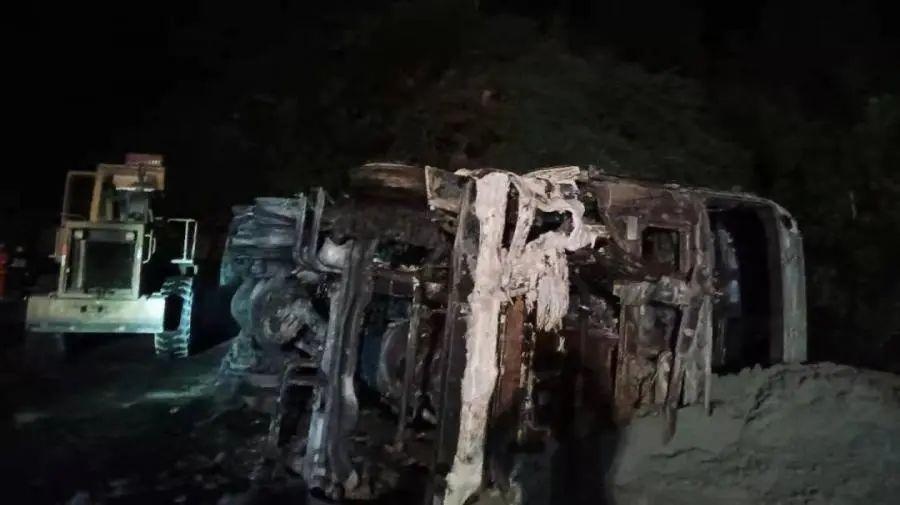 明火已扑灭,烟点已消除 汉源县乌斯河境内黄磷运输车辆侧翻自燃事故已